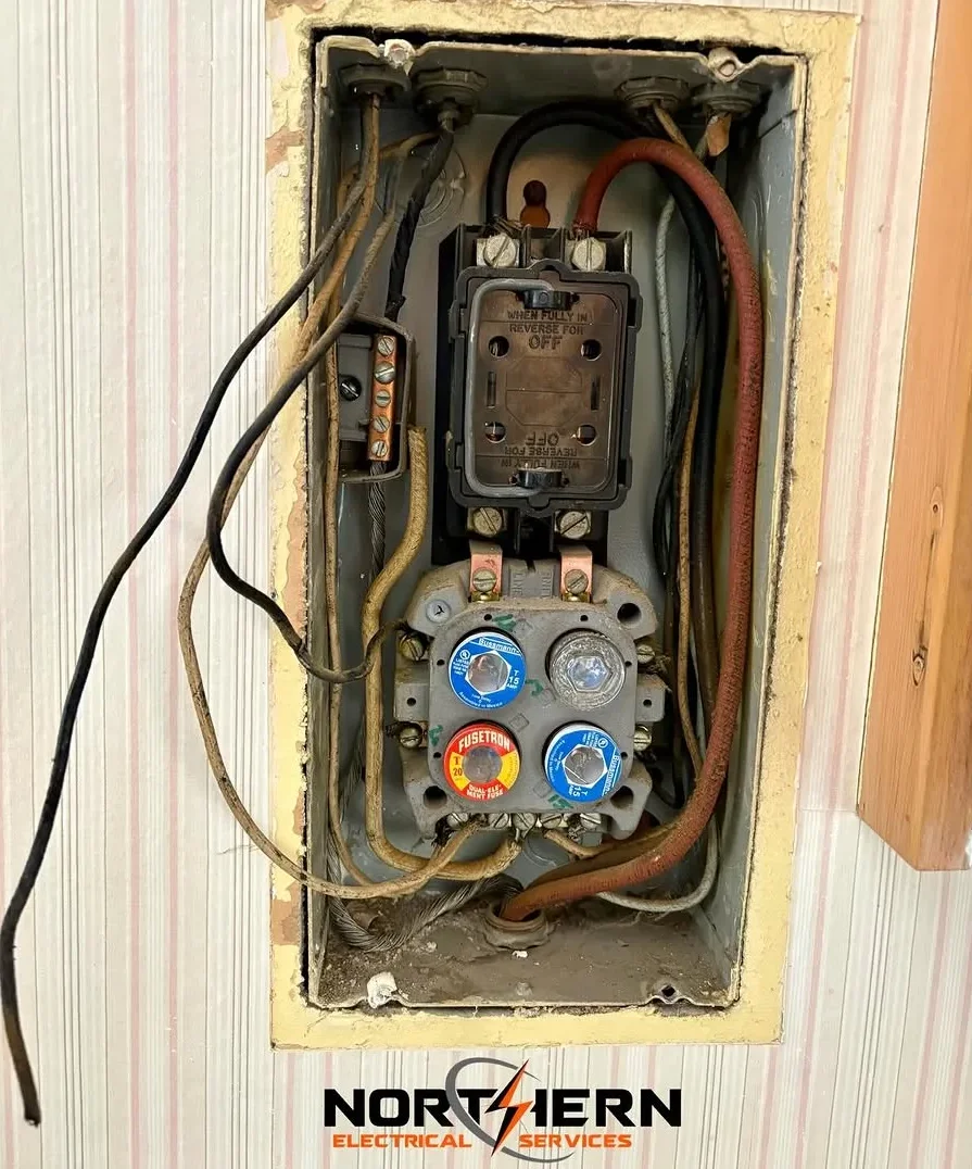 Outdated screw-in fuse box before replacement